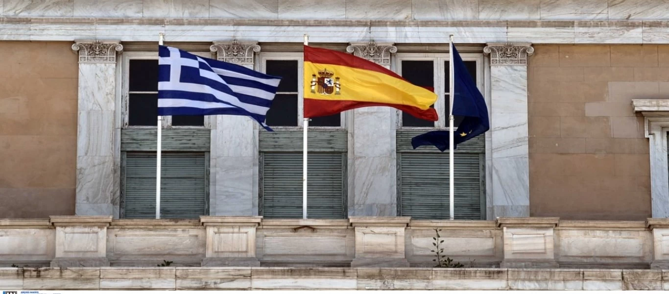 Η ισπανική σημαία υψώθηκε στο ΥΠΕΞ: Μήνυμα της Κ. Σακελλαροπούλου στα ισπανικά